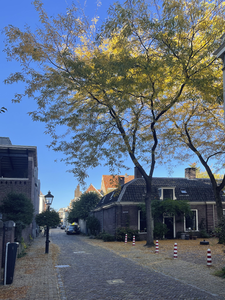 903641 Gezicht in de Nieuwe Kamp te Utrecht, met rechts het Achterom.